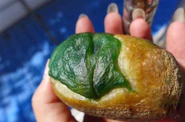 12万左右翡翠原石广东6500万拍下翡翠原石-第2张图片-翡翠网 12万左右翡翠原石广东6500万拍下翡翠原石-第2张图片-翡翠网