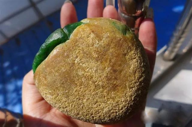 12万左右翡翠原石广东6500万拍下翡翠原石-第3张图片-翡翠网 12万左右翡翠原石广东6500万拍下翡翠原石-第3张图片-翡翠网