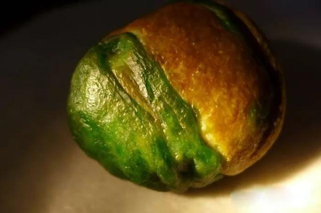 12万左右翡翠原石广东6500万拍下翡翠原石-第4张图片-翡翠网 12万左右翡翠原石广东6500万拍下翡翠原石-第4张图片-翡翠网