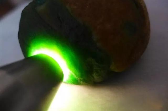 12万左右翡翠原石广东6500万拍下翡翠原石-第5张图片-翡翠网 12万左右翡翠原石广东6500万拍下翡翠原石-第5张图片-翡翠网