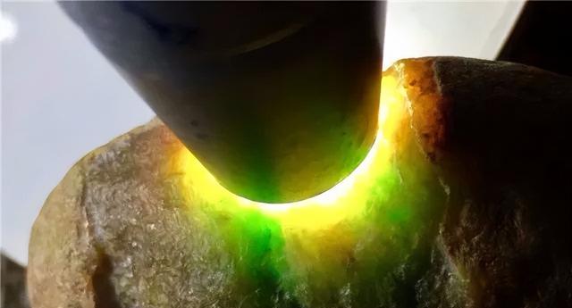 12万左右翡翠原石广东6500万拍下翡翠原石-第8张图片-翡翠网 12万左右翡翠原石广东6500万拍下翡翠原石-第8张图片-翡翠网