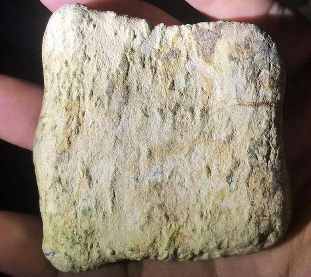 翡翠石头的鉴别方法,白翡翠原石怎么鉴别-第2张图片-翡翠网 翡翠石头的鉴别方法,白翡翠原石怎么鉴别-第2张图片-翡翠网