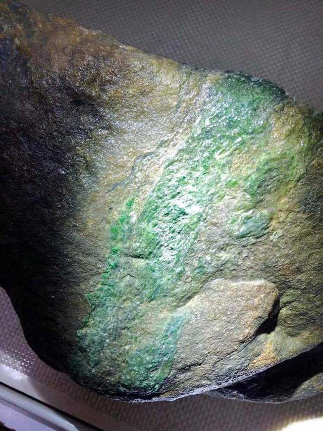 翡翠石头的鉴别方法,白翡翠原石怎么鉴别-第3张图片-翡翠网 翡翠石头的鉴别方法,白翡翠原石怎么鉴别-第3张图片-翡翠网