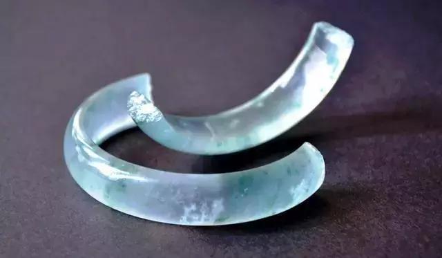 翡翠手镯日常磕磕碰碰怎么办玉镯老是磕磕碰碰怎么办-第2张图片-翡翠网 翡翠手镯日常磕磕碰碰怎么办玉镯老是磕磕碰碰怎么办-第2张图片-翡翠网