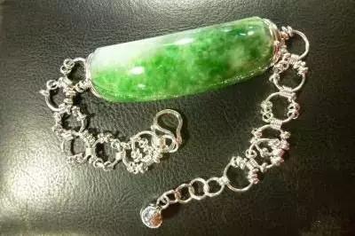 翡翠手镯日常磕磕碰碰怎么办玉镯老是磕磕碰碰怎么办-第4张图片-翡翠网 翡翠手镯日常磕磕碰碰怎么办玉镯老是磕磕碰碰怎么办-第4张图片-翡翠网