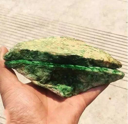 翡翠冰种断口料图片,青种翡翠原石切开图片-第1张图片-翡翠网 翡翠冰种断口料图片,青种翡翠原石切开图片-第1张图片-翡翠网