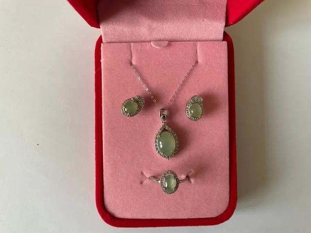 翡翠手镯价格,老翡翠拍卖价格-第2张图片-翡翠网 翡翠手镯价格,老翡翠拍卖价格-第2张图片-翡翠网