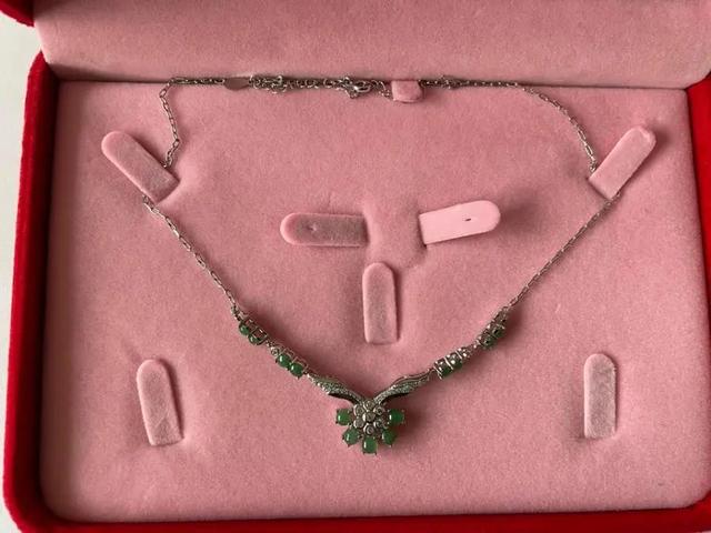 翡翠手镯价格,老翡翠拍卖价格-第8张图片-翡翠网 翡翠手镯价格,老翡翠拍卖价格-第8张图片-翡翠网