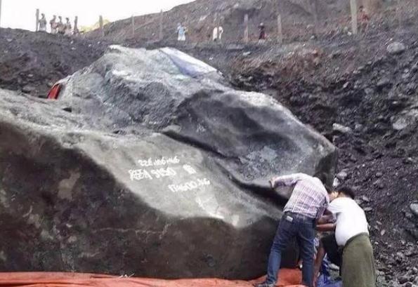 巴西挖出一块700斤翡翠原石,巴西玛瑙原石聚宝盆-第1张图片-翡翠网
