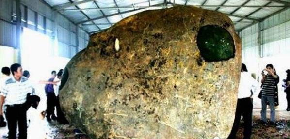 巴西挖出一块700斤翡翠原石,巴西玛瑙原石聚宝盆-第2张图片-翡翠网