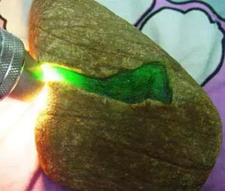 黄蜡皮翡翠原石翡翠原石木蜡至尊图片-第6张图片-翡翠网 黄蜡皮翡翠原石翡翠原石木蜡至尊图片-第6张图片-翡翠网