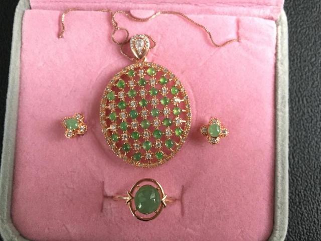 a类翡翠挂坠价格的简单介绍-第5张图片-翡翠网 a类翡翠挂坠价格的简单介绍-第5张图片-翡翠网