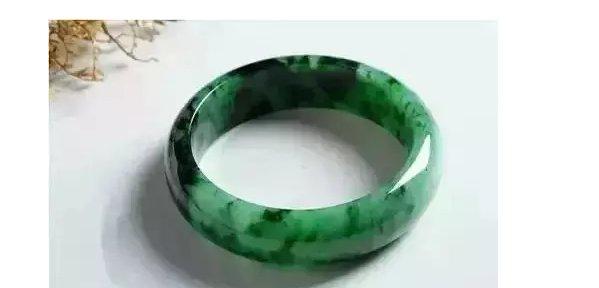 什么样的翡翠手镯好翡翠手镯白色斑点-第6张图片-翡翠网 什么样的翡翠手镯好翡翠手镯白色斑点-第6张图片-翡翠网