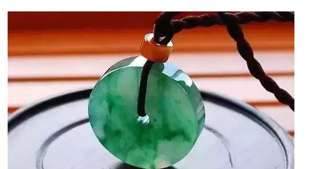 什么样的翡翠手镯好翡翠手镯白色斑点-第7张图片-翡翠网 什么样的翡翠手镯好翡翠手镯白色斑点-第7张图片-翡翠网