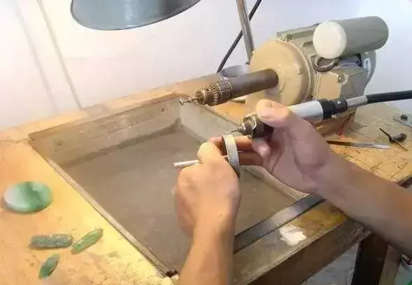 如何打磨翡翠,翡翠原石抛光后-第13张图片-翡翠网