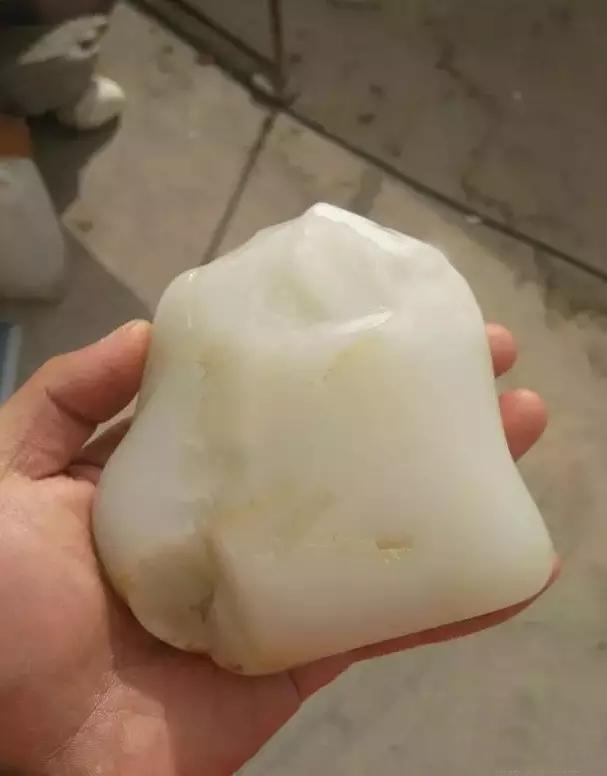 白玉翡翠原石吧,10万1克的羊脂玉图片-第1张图片-翡翠网 白玉翡翠原石吧,10万1克的羊脂玉图片-第1张图片-翡翠网