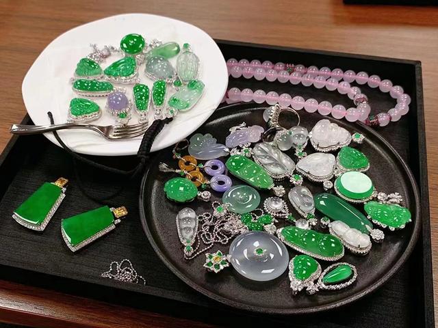 糯种翡翠手镯灰底糯冰翡翠手镯价格-第5张图片-翡翠网 糯种翡翠手镯灰底糯冰翡翠手镯价格-第5张图片-翡翠网