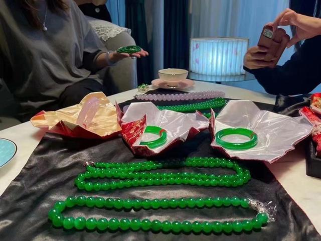 糯种翡翠手镯灰底糯冰翡翠手镯价格-第6张图片-翡翠网 糯种翡翠手镯灰底糯冰翡翠手镯价格-第6张图片-翡翠网