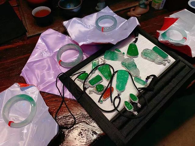 糯种翡翠手镯灰底糯冰翡翠手镯价格-第8张图片-翡翠网 糯种翡翠手镯灰底糯冰翡翠手镯价格-第8张图片-翡翠网