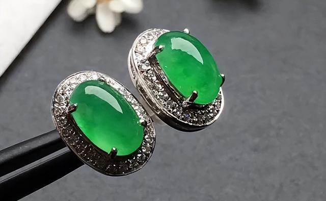 翡翠价格大涨翡翠这两年涨钱还是掉钱-第2张图片-翡翠网 翡翠价格大涨翡翠这两年涨钱还是掉钱-第2张图片-翡翠网