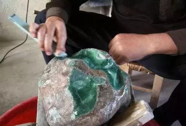 500元料切出天价翡翠,开翡翠原石的过程-第2张图片-翡翠网 500元料切出天价翡翠,开翡翠原石的过程-第2张图片-翡翠网