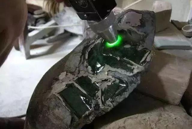 500元料切出天价翡翠,开翡翠原石的过程-第3张图片-翡翠网 500元料切出天价翡翠,开翡翠原石的过程-第3张图片-翡翠网