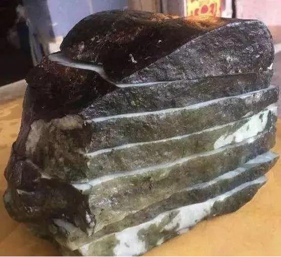 500元料切出天价翡翠,开翡翠原石的过程-第4张图片-翡翠网 500元料切出天价翡翠,开翡翠原石的过程-第4张图片-翡翠网