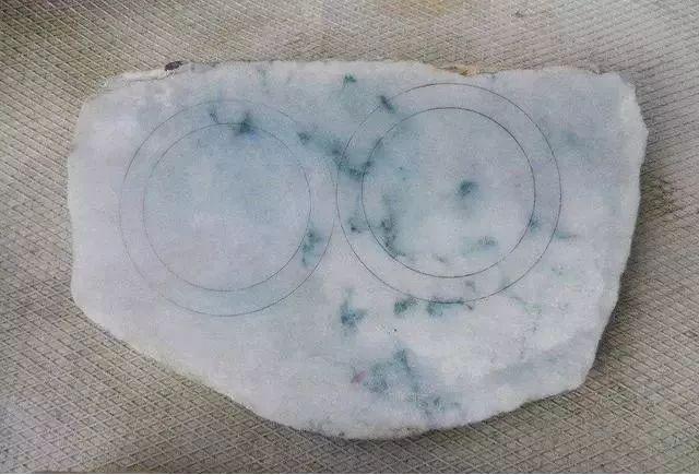 500元料切出天价翡翠,开翡翠原石的过程-第5张图片-翡翠网 500元料切出天价翡翠,开翡翠原石的过程-第5张图片-翡翠网