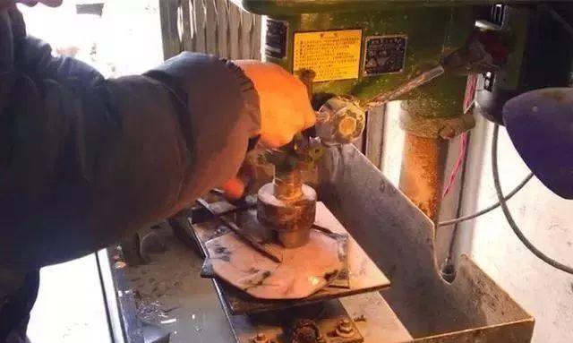 500元料切出天价翡翠,开翡翠原石的过程-第6张图片-翡翠网 500元料切出天价翡翠,开翡翠原石的过程-第6张图片-翡翠网