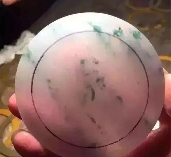 500元料切出天价翡翠,开翡翠原石的过程-第7张图片-翡翠网 500元料切出天价翡翠,开翡翠原石的过程-第7张图片-翡翠网