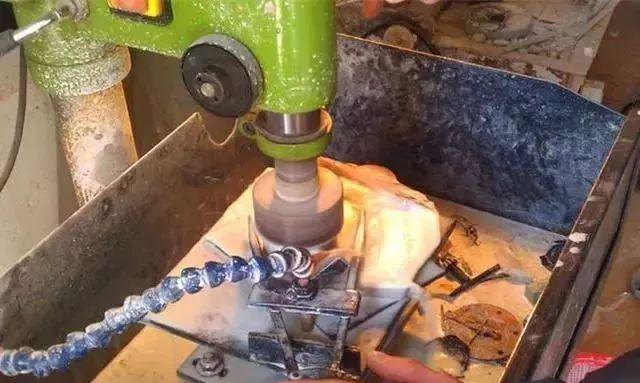 500元料切出天价翡翠,开翡翠原石的过程-第8张图片-翡翠网 500元料切出天价翡翠,开翡翠原石的过程-第8张图片-翡翠网