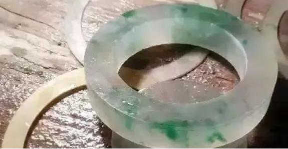 500元料切出天价翡翠,开翡翠原石的过程-第9张图片-翡翠网 500元料切出天价翡翠,开翡翠原石的过程-第9张图片-翡翠网