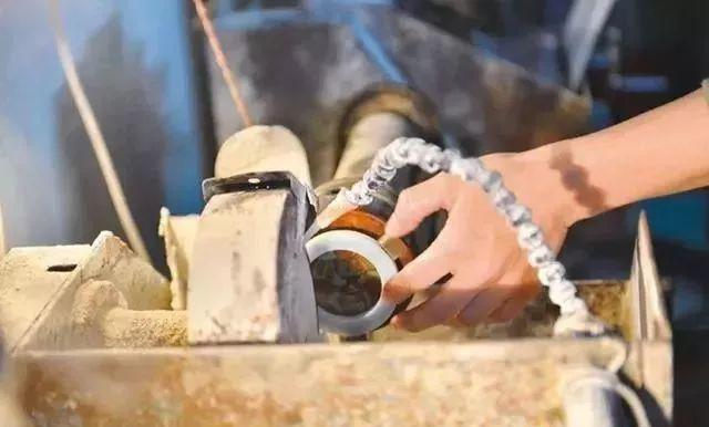 500元料切出天价翡翠,开翡翠原石的过程-第10张图片-翡翠网 500元料切出天价翡翠,开翡翠原石的过程-第10张图片-翡翠网