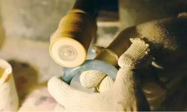 500元料切出天价翡翠,开翡翠原石的过程-第13张图片-翡翠网 500元料切出天价翡翠,开翡翠原石的过程-第13张图片-翡翠网