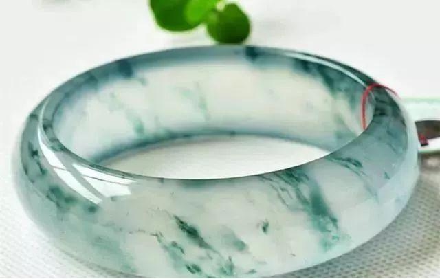 500元料切出天价翡翠,开翡翠原石的过程-第14张图片-翡翠网 500元料切出天价翡翠,开翡翠原石的过程-第14张图片-翡翠网