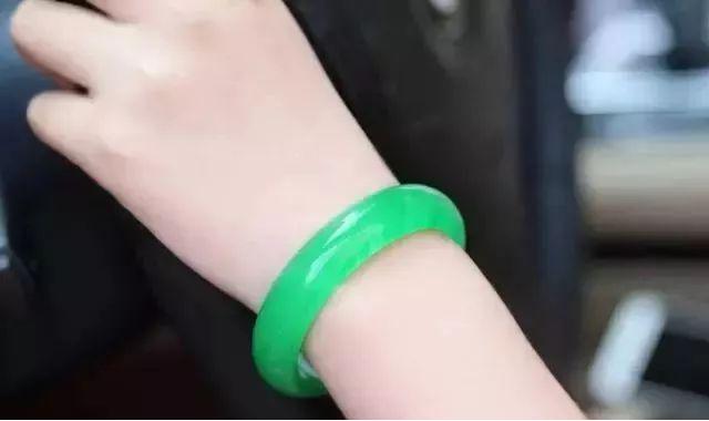 500元料切出天价翡翠,开翡翠原石的过程-第15张图片-翡翠网 500元料切出天价翡翠,开翡翠原石的过程-第15张图片-翡翠网