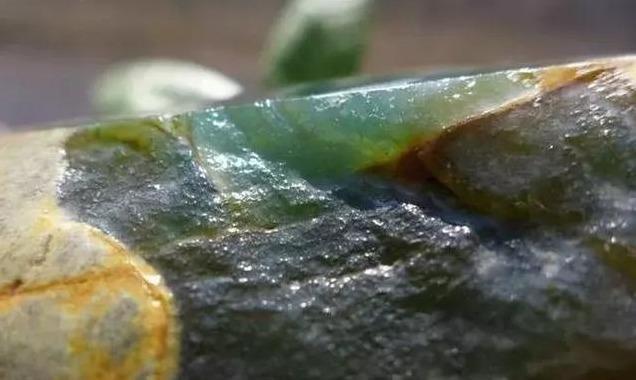 翡翠有油性吗翡翠原石是油性吗-第7张图片-翡翠网 翡翠有油性吗翡翠原石是油性吗-第7张图片-翡翠网