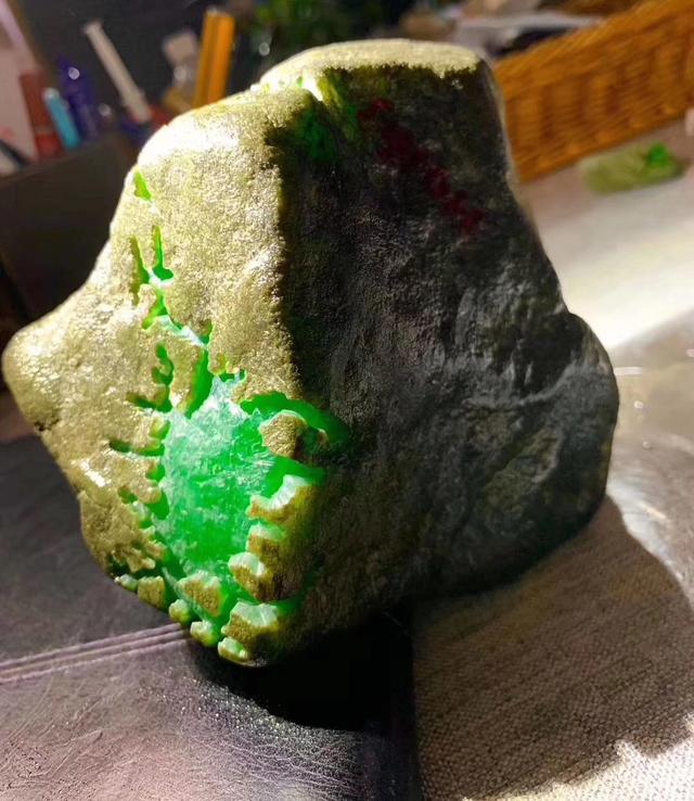 绿色翡翠原石是什么样的,翡翠原石各种绿-第1张图片-翡翠网