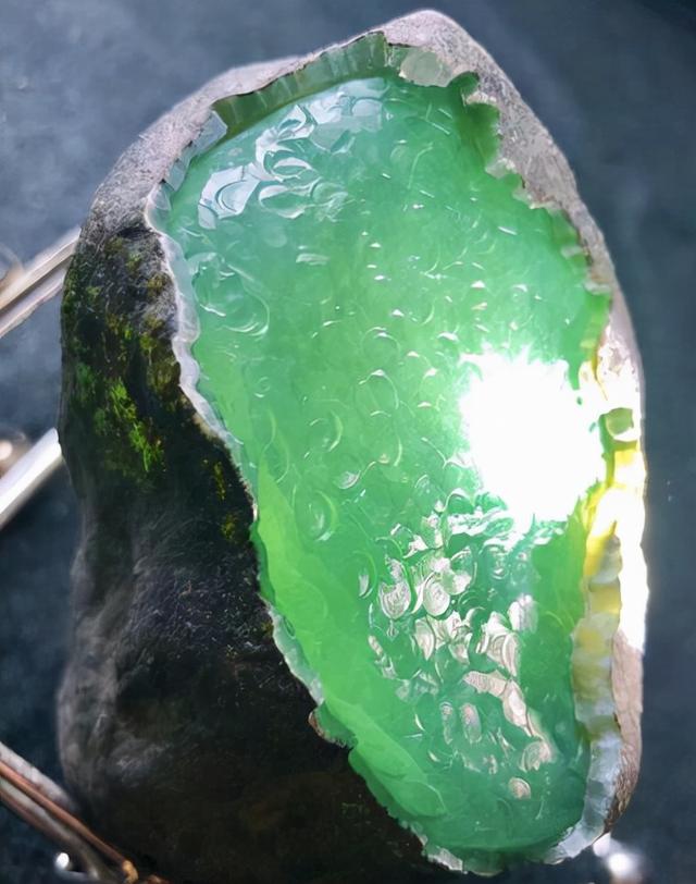 绿色翡翠原石是什么样的,翡翠原石各种绿-第3张图片-翡翠网