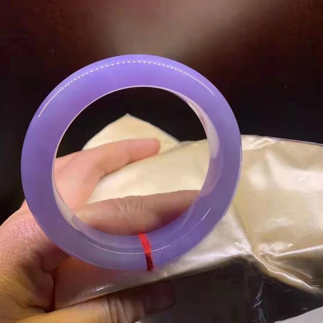 满紫翡翠手镯选哪个紫翡翠手镯为什么会有紫色的呢-第9张图片-翡翠网 满紫翡翠手镯选哪个紫翡翠手镯为什么会有紫色的呢-第9张图片-翡翠网