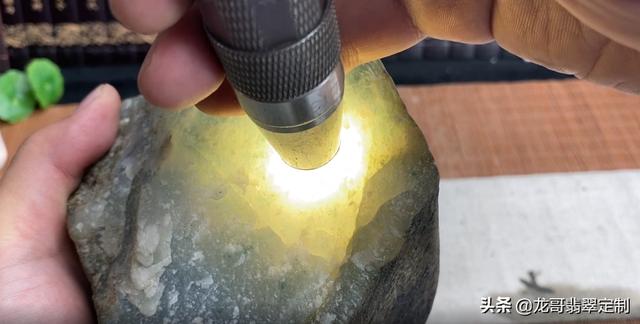 糯冰翡翠原石效果图冰糯种与糯化种图解-第2张图片-翡翠网 糯冰翡翠原石效果图冰糯种与糯化种图解-第2张图片-翡翠网