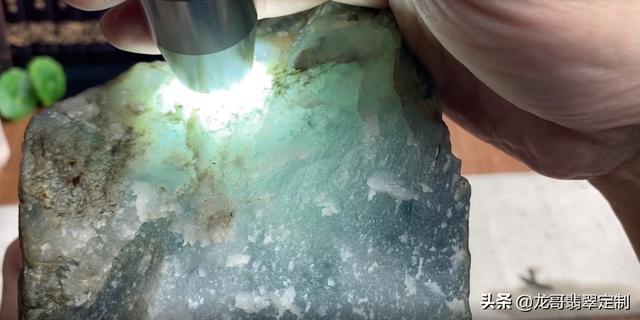 糯冰翡翠原石效果图冰糯种与糯化种图解-第3张图片-翡翠网 糯冰翡翠原石效果图冰糯种与糯化种图解-第3张图片-翡翠网