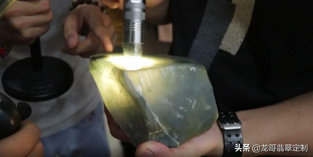 糯冰翡翠原石效果图冰糯种与糯化种图解-第5张图片-翡翠网 糯冰翡翠原石效果图冰糯种与糯化种图解-第5张图片-翡翠网