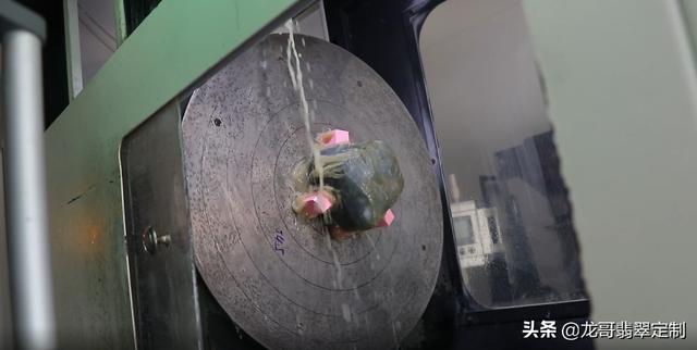 糯冰翡翠原石效果图冰糯种与糯化种图解-第6张图片-翡翠网 糯冰翡翠原石效果图冰糯种与糯化种图解-第6张图片-翡翠网