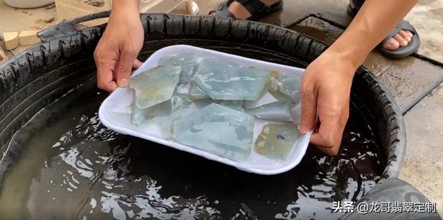 糯冰翡翠原石效果图冰糯种与糯化种图解-第7张图片-翡翠网 糯冰翡翠原石效果图冰糯种与糯化种图解-第7张图片-翡翠网