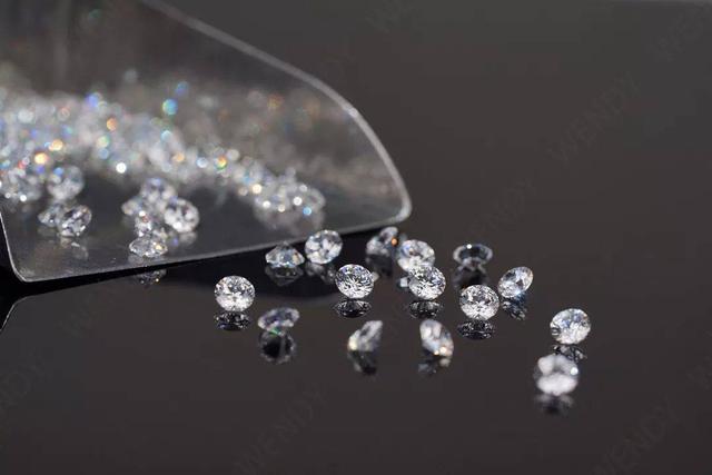 人造钻石和锆石的区别人工锆石对身体有害吗-第2张图片-翡翠网 人造钻石和锆石的区别人工锆石对身体有害吗-第2张图片-翡翠网