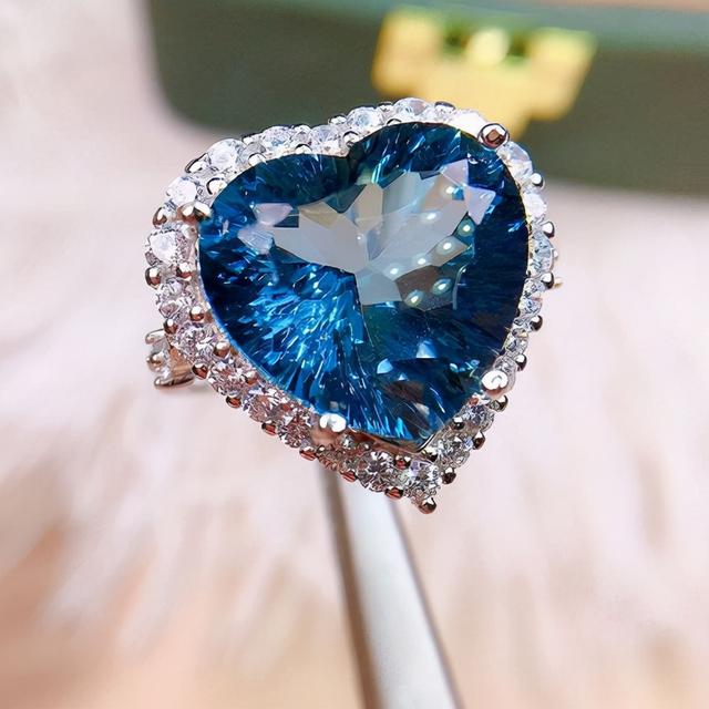 人造钻石和锆石的区别人工锆石对身体有害吗-第6张图片-翡翠网 人造钻石和锆石的区别人工锆石对身体有害吗-第6张图片-翡翠网