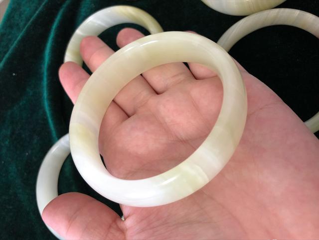 人造钻石和锆石的区别人工锆石对身体有害吗-第7张图片-翡翠网 人造钻石和锆石的区别人工锆石对身体有害吗-第7张图片-翡翠网