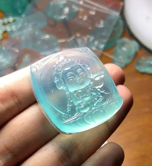 冰蓝翡翠价格的简单介绍-第4张图片-翡翠网 冰蓝翡翠价格的简单介绍-第4张图片-翡翠网