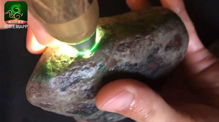 翡翠原石打灯怎么看棉,烧红翡翠原石打灯的表现-第2张图片-翡翠网 翡翠原石打灯怎么看棉,烧红翡翠原石打灯的表现-第2张图片-翡翠网